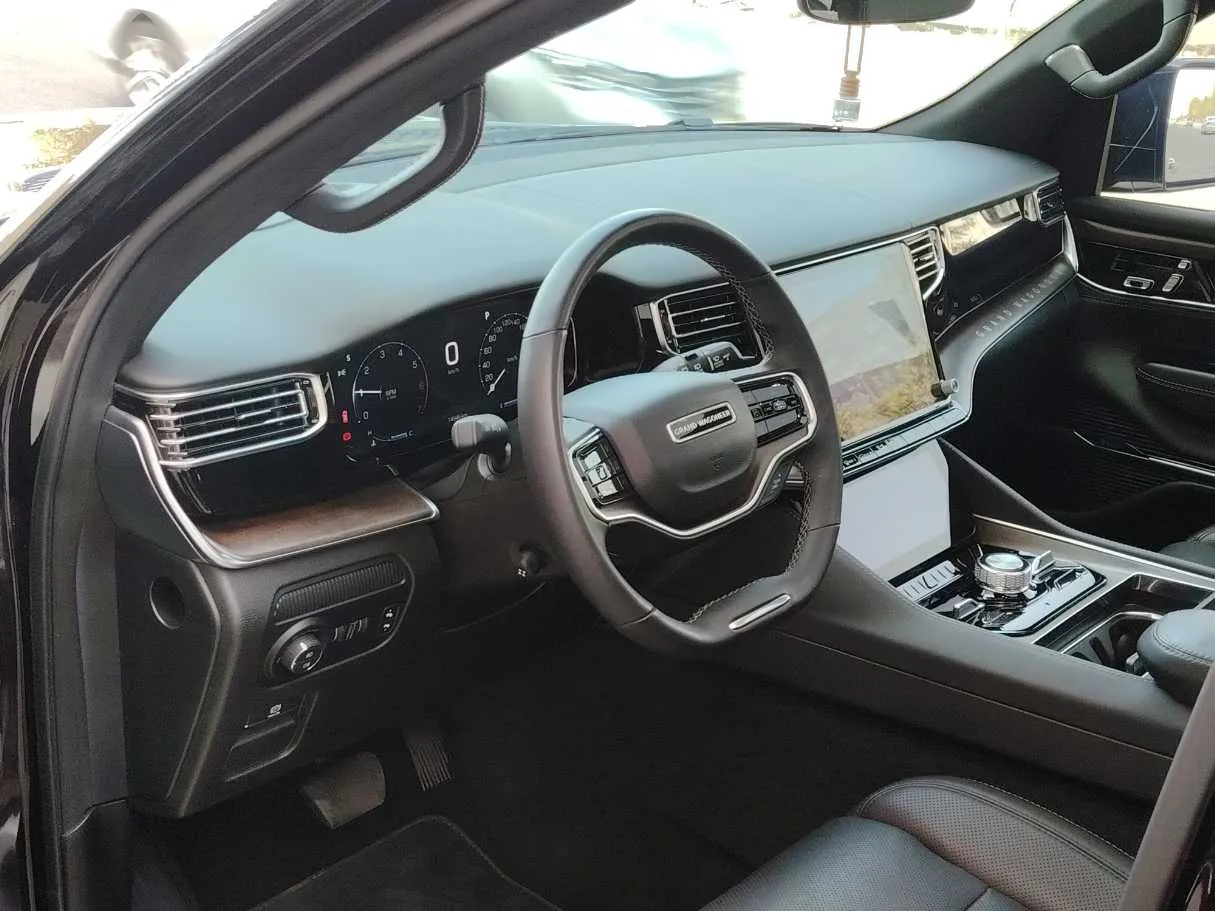 Car image 13