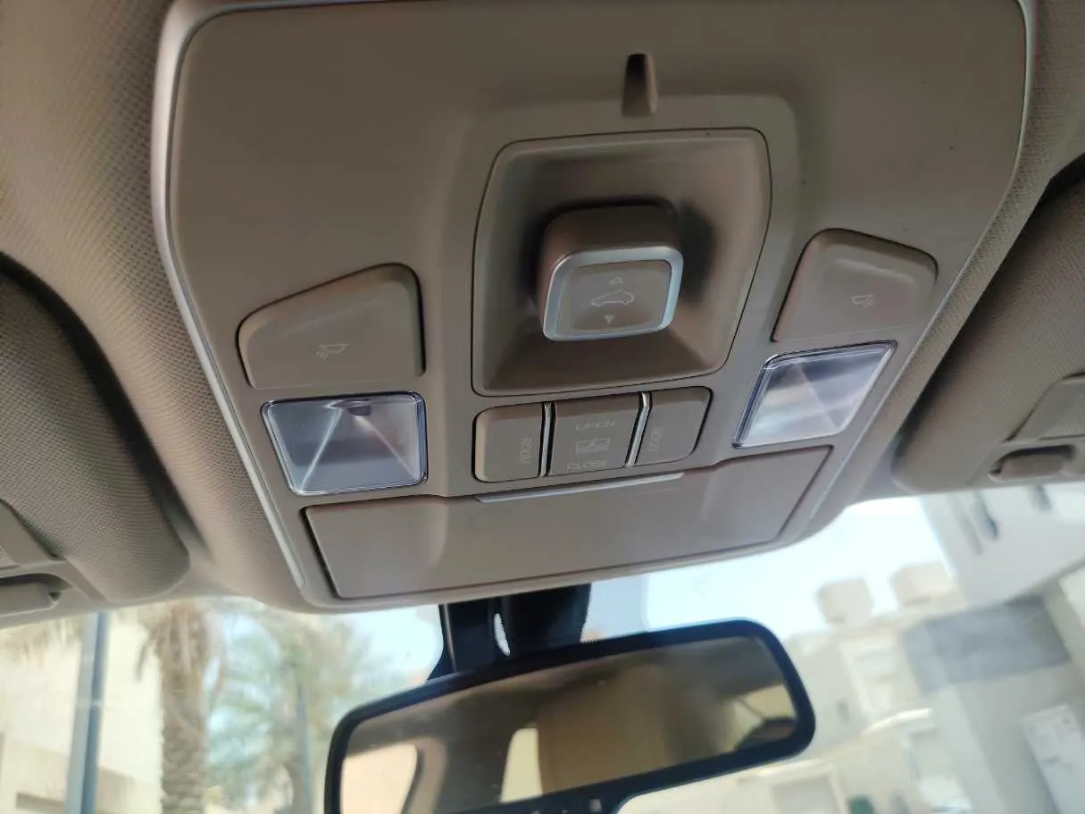 Car image 25
