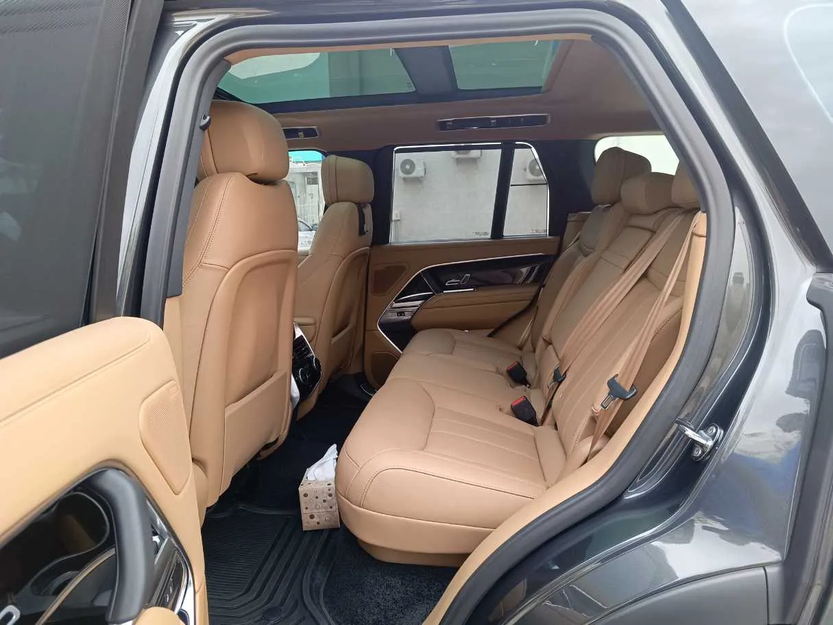 Car image 19