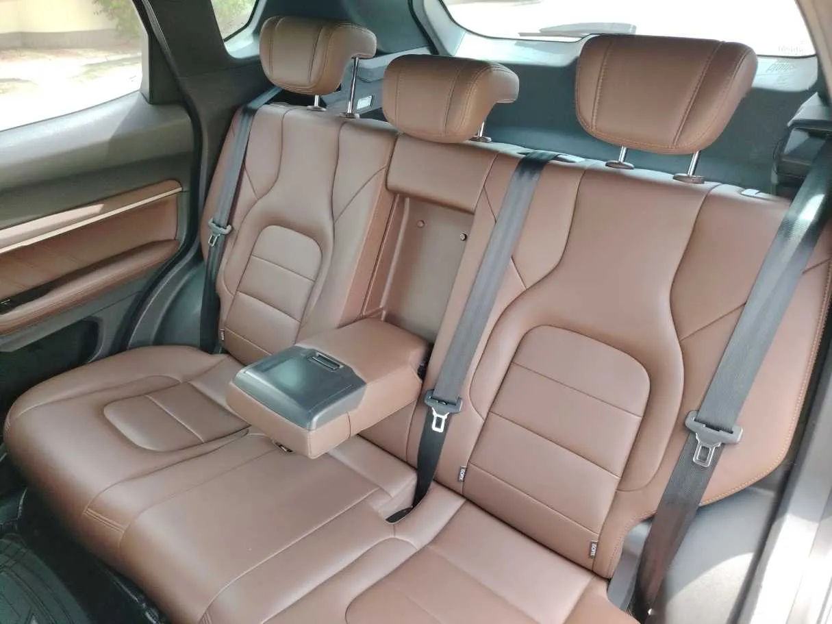 Car image 16