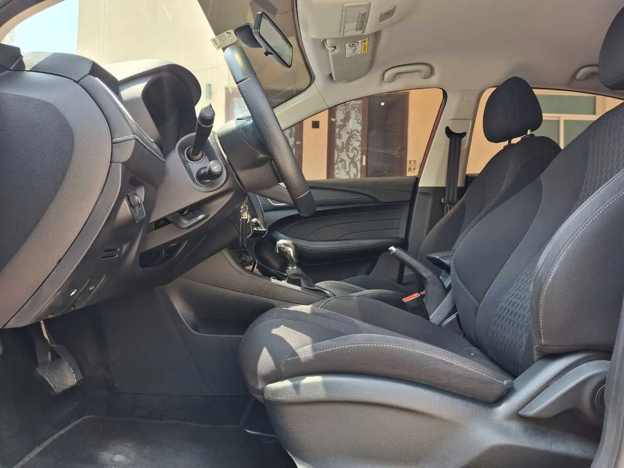 Car image 12
