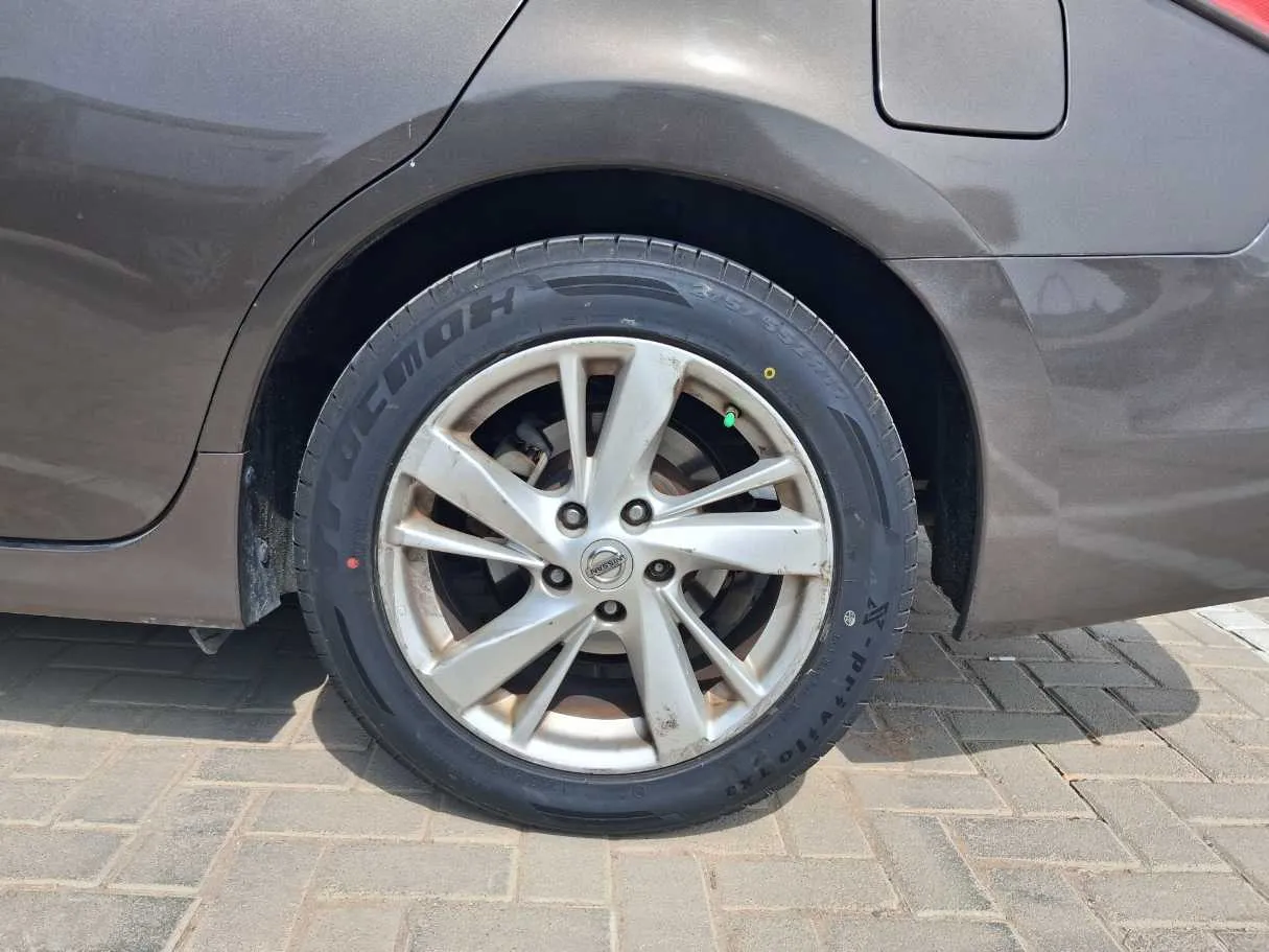 Car image 9