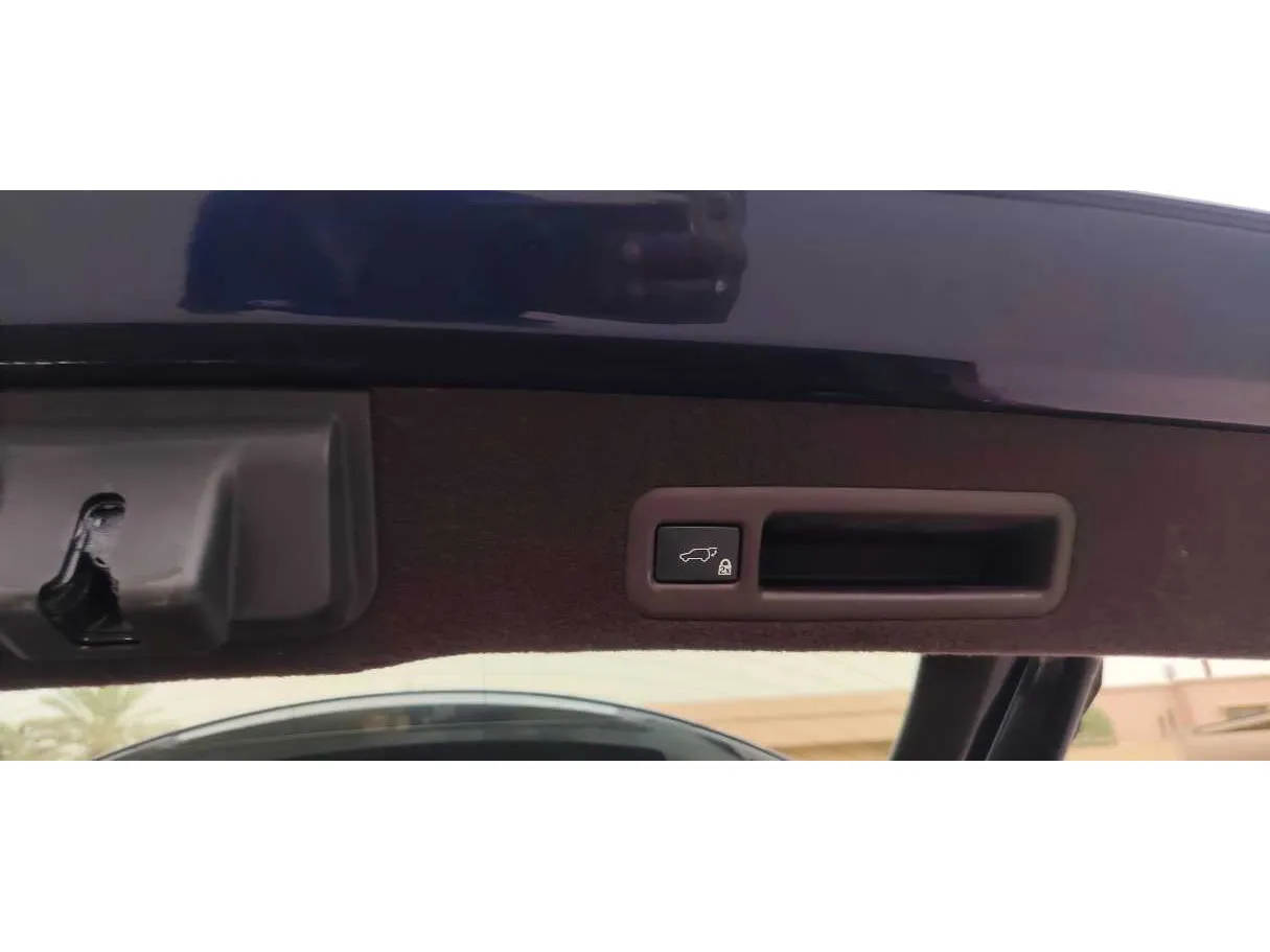Car image 30