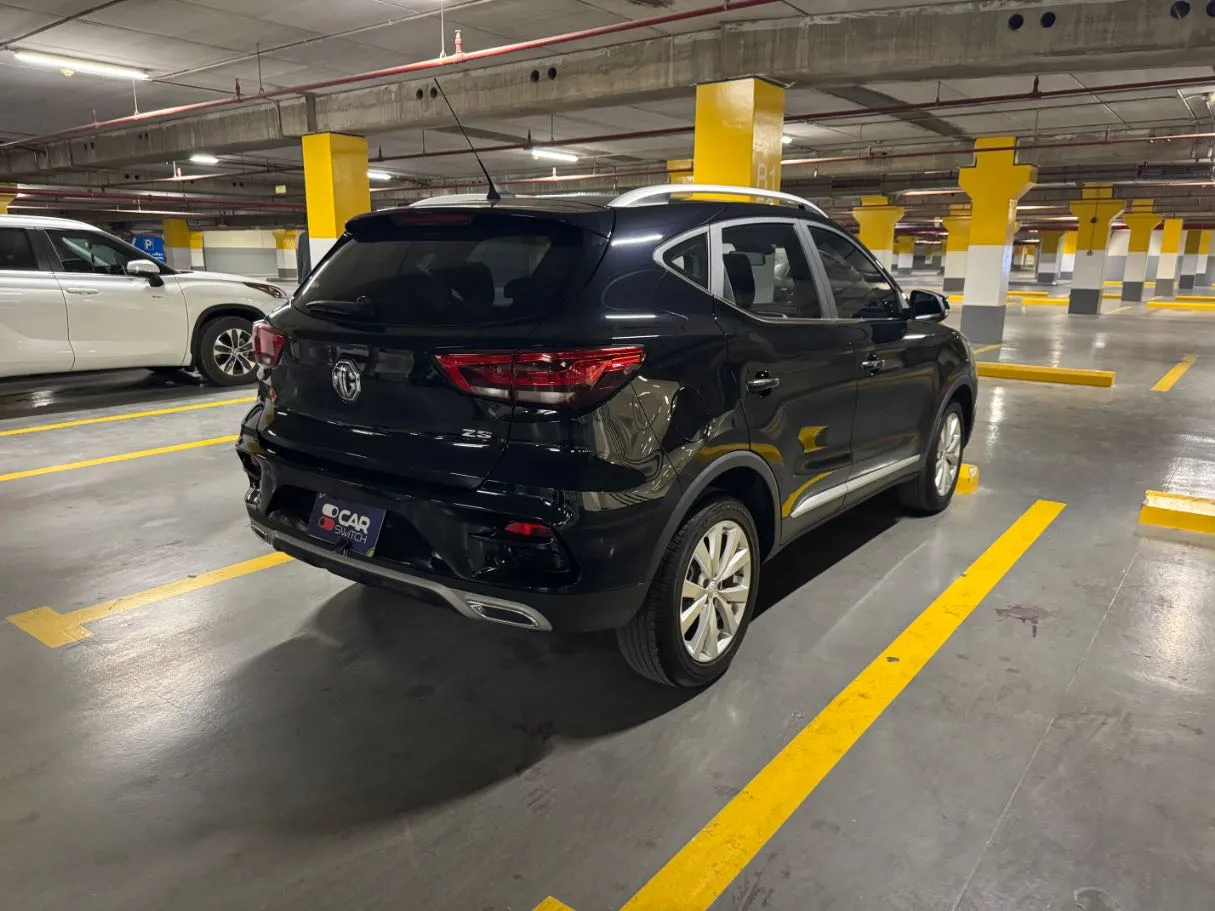 Car image 5