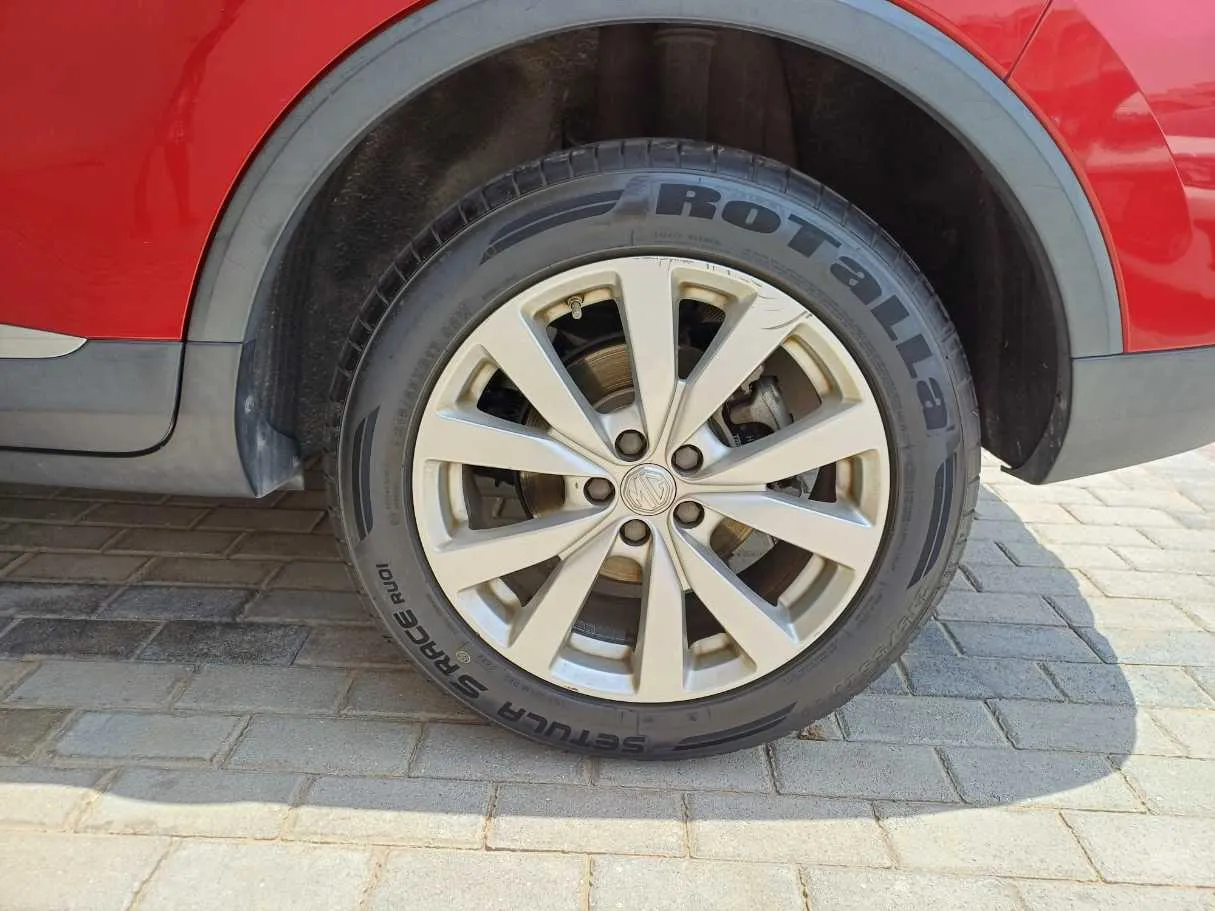 Car image 9