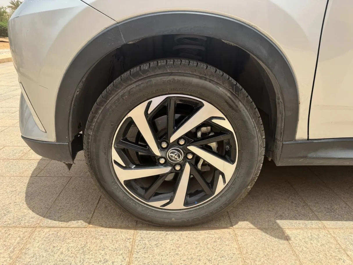 Car image 9