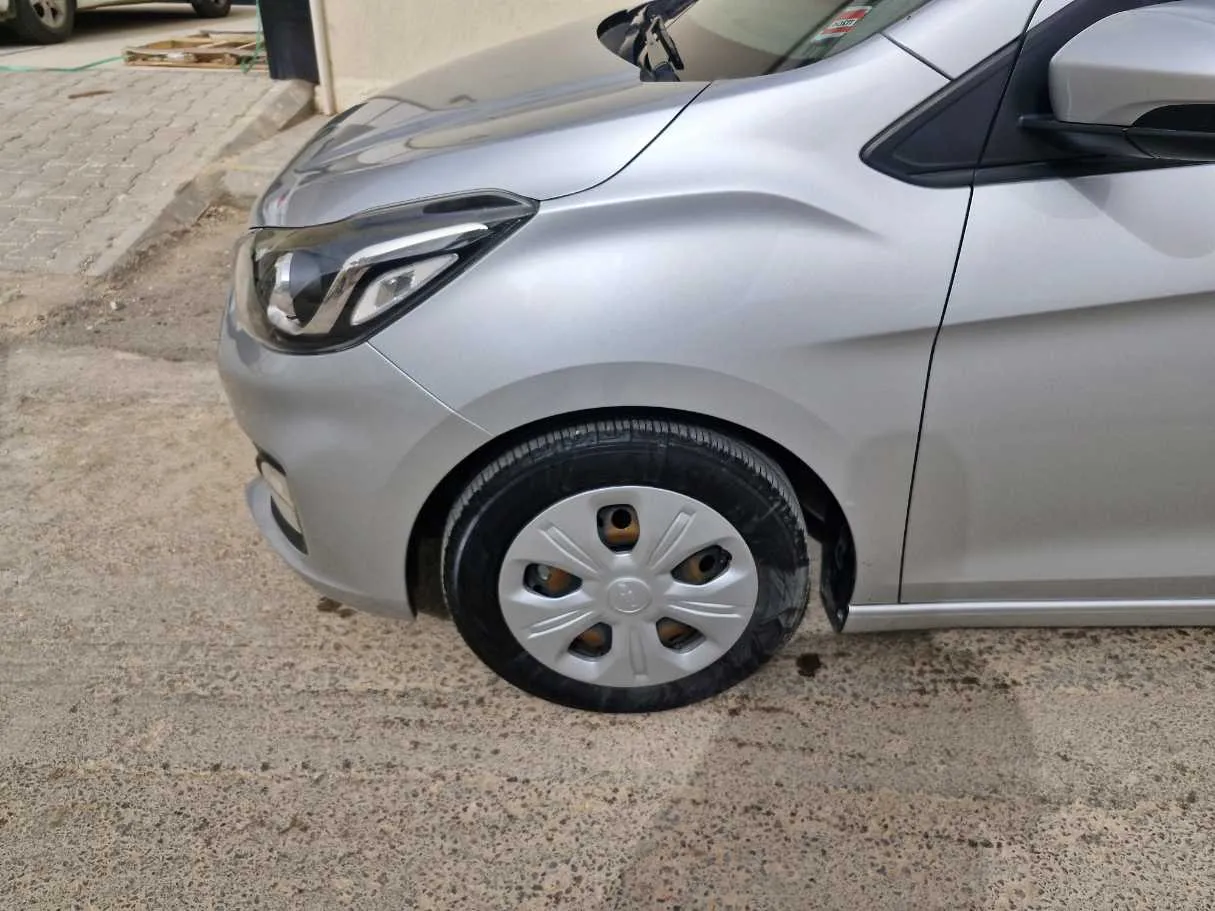 Car image 9