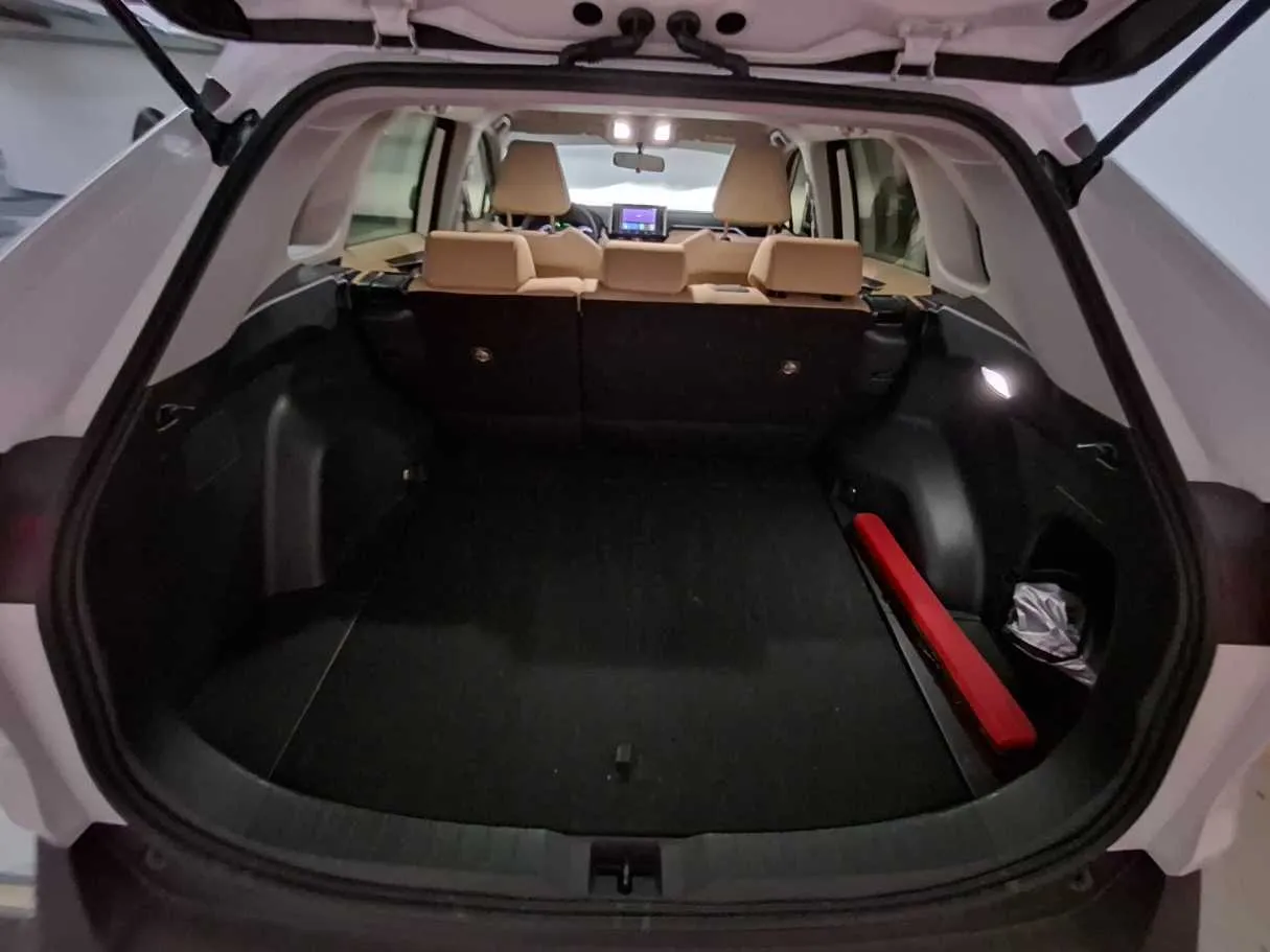Car image 19