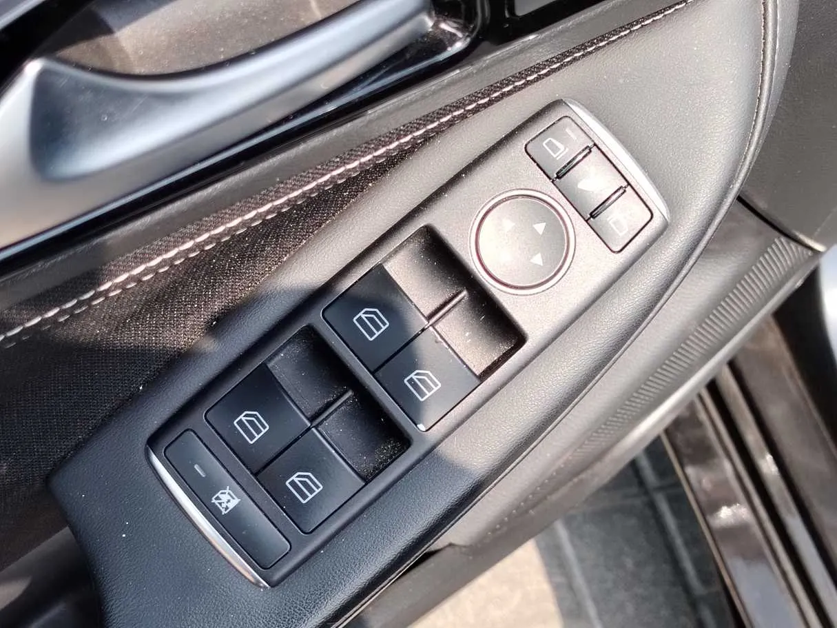 Car image 26