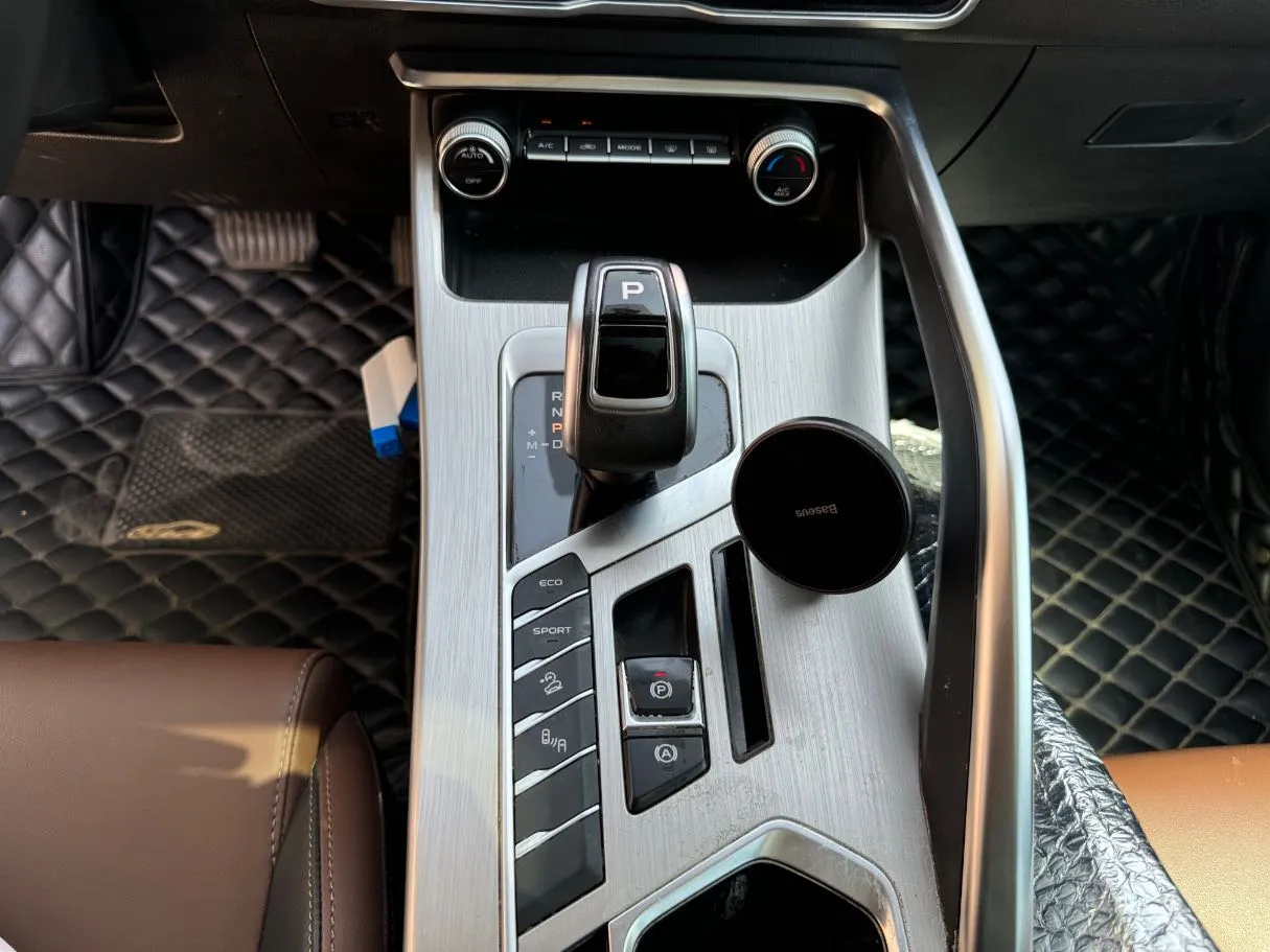 Car image 18