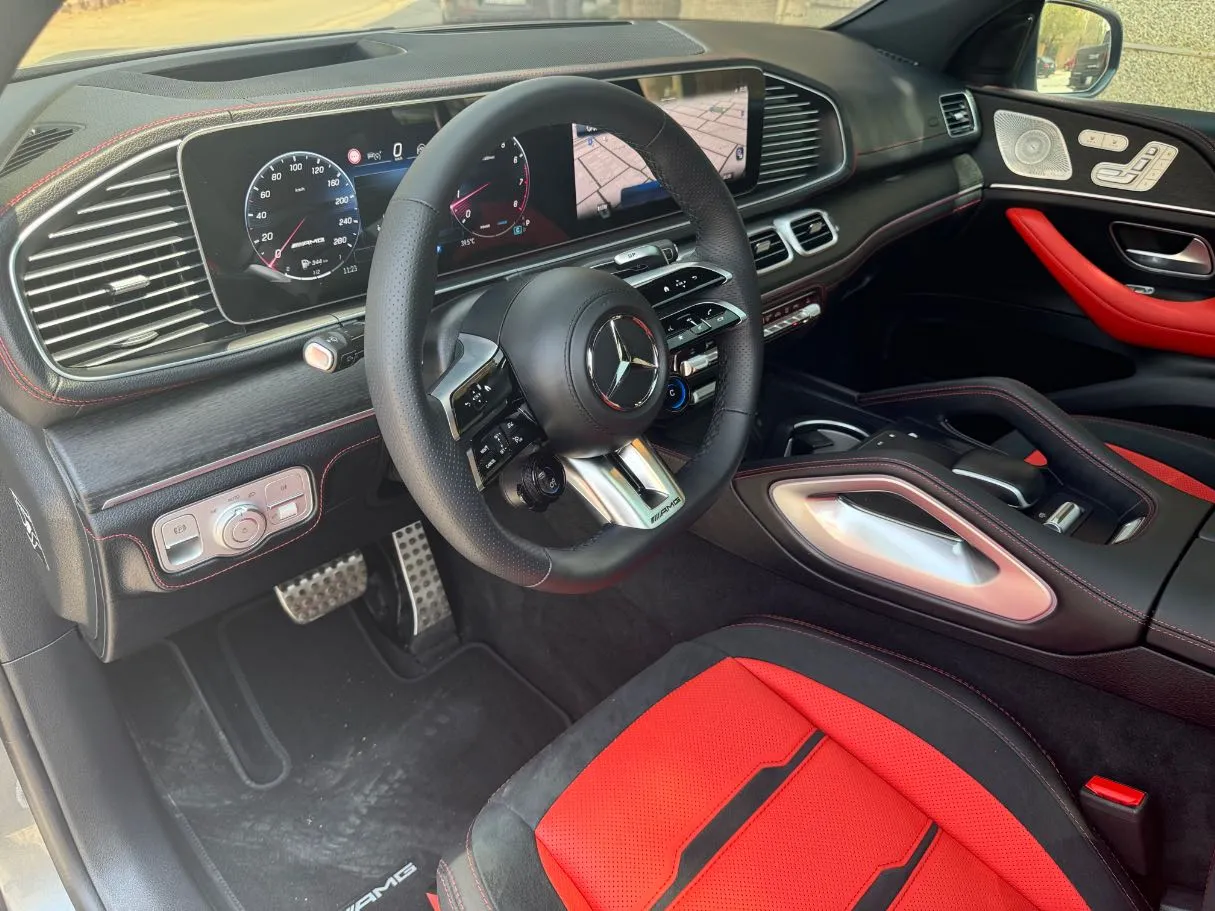 Car image 10