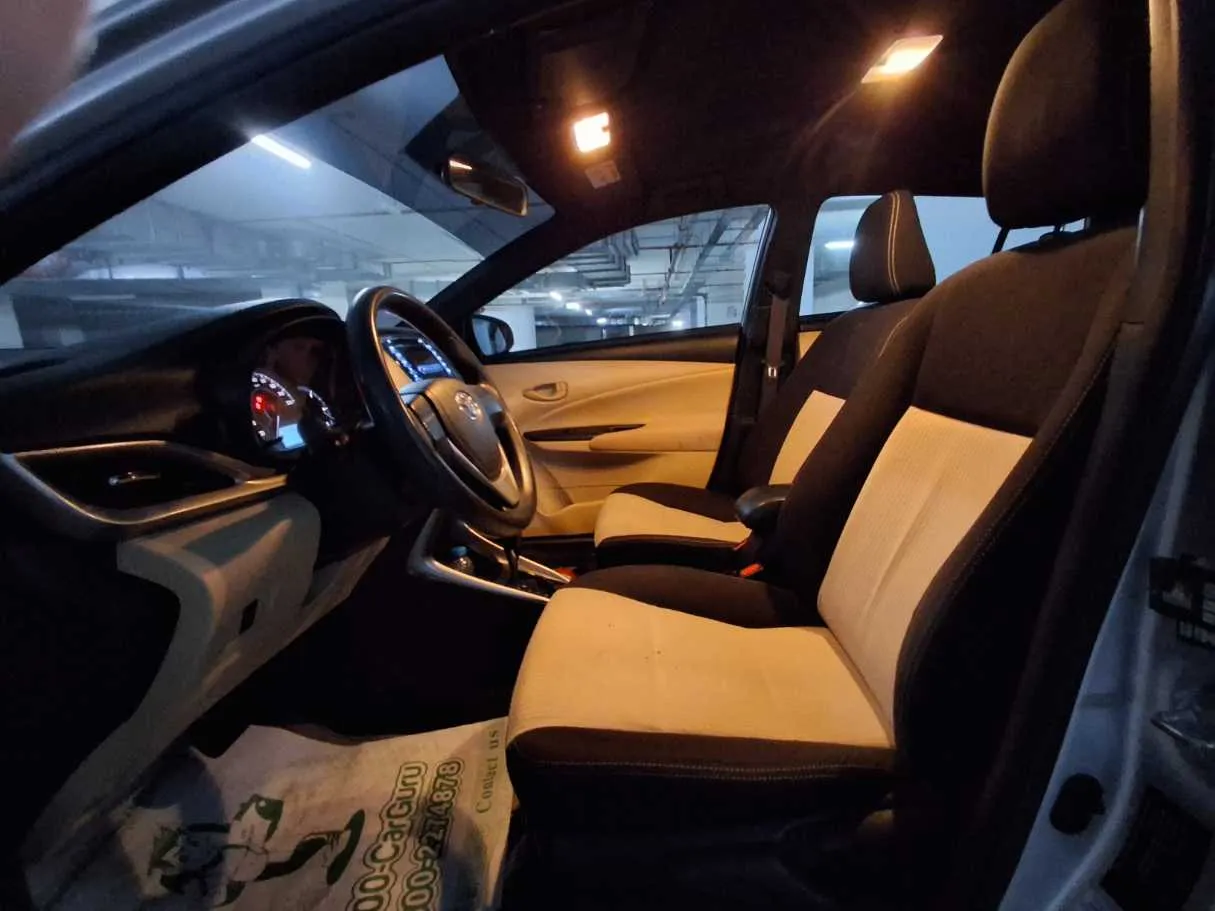 Car image 12
