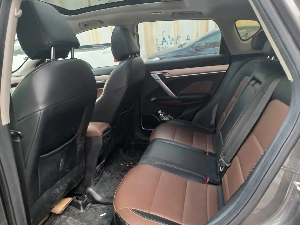 Car image 14