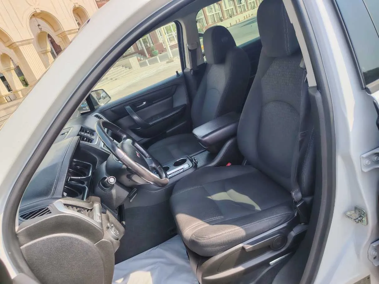 Car image 12