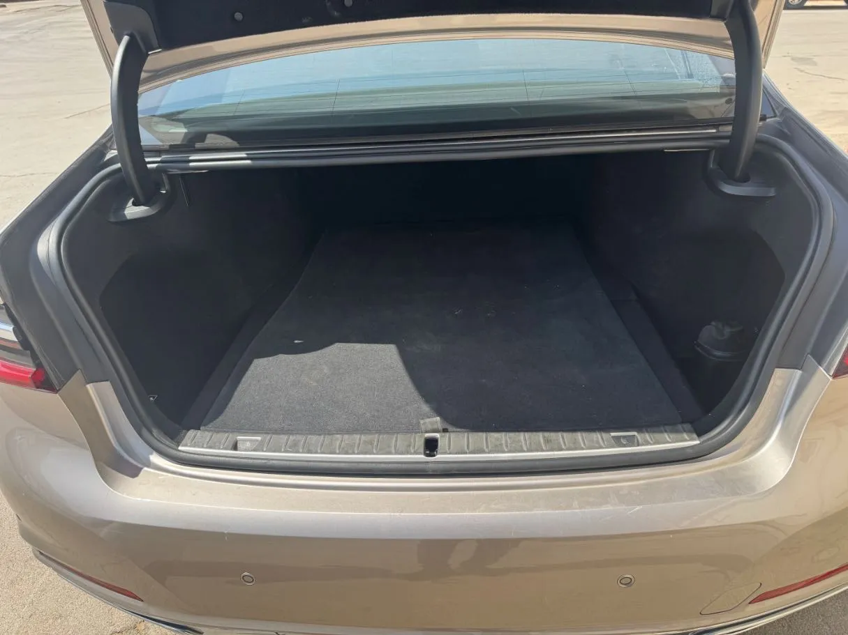 Car image 19