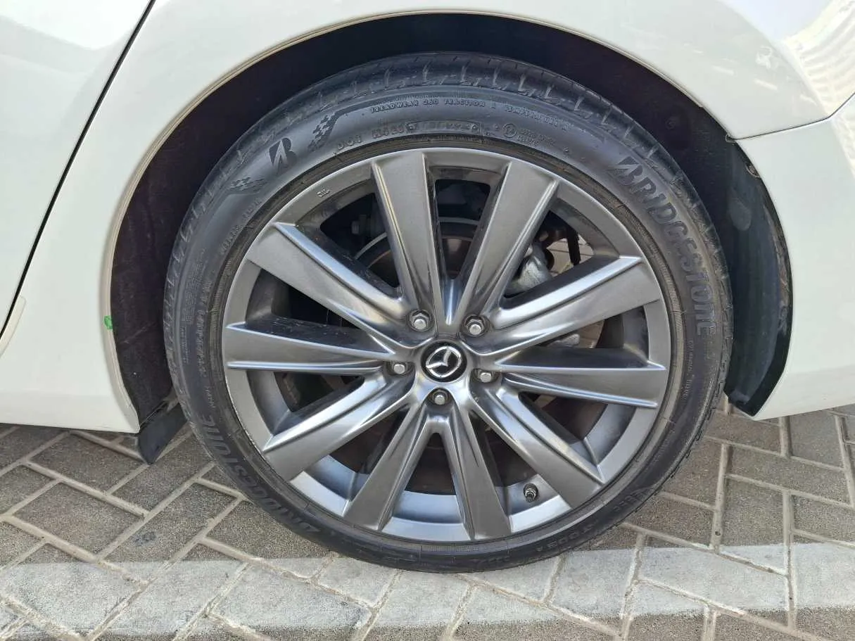 Car image 9