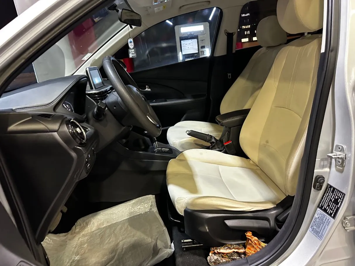 Car image 12