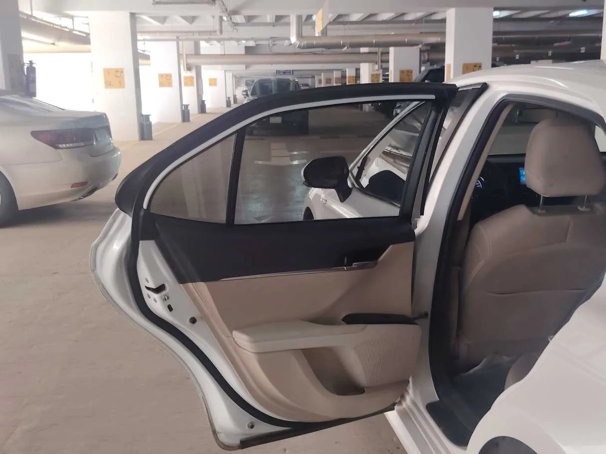 Car image 14