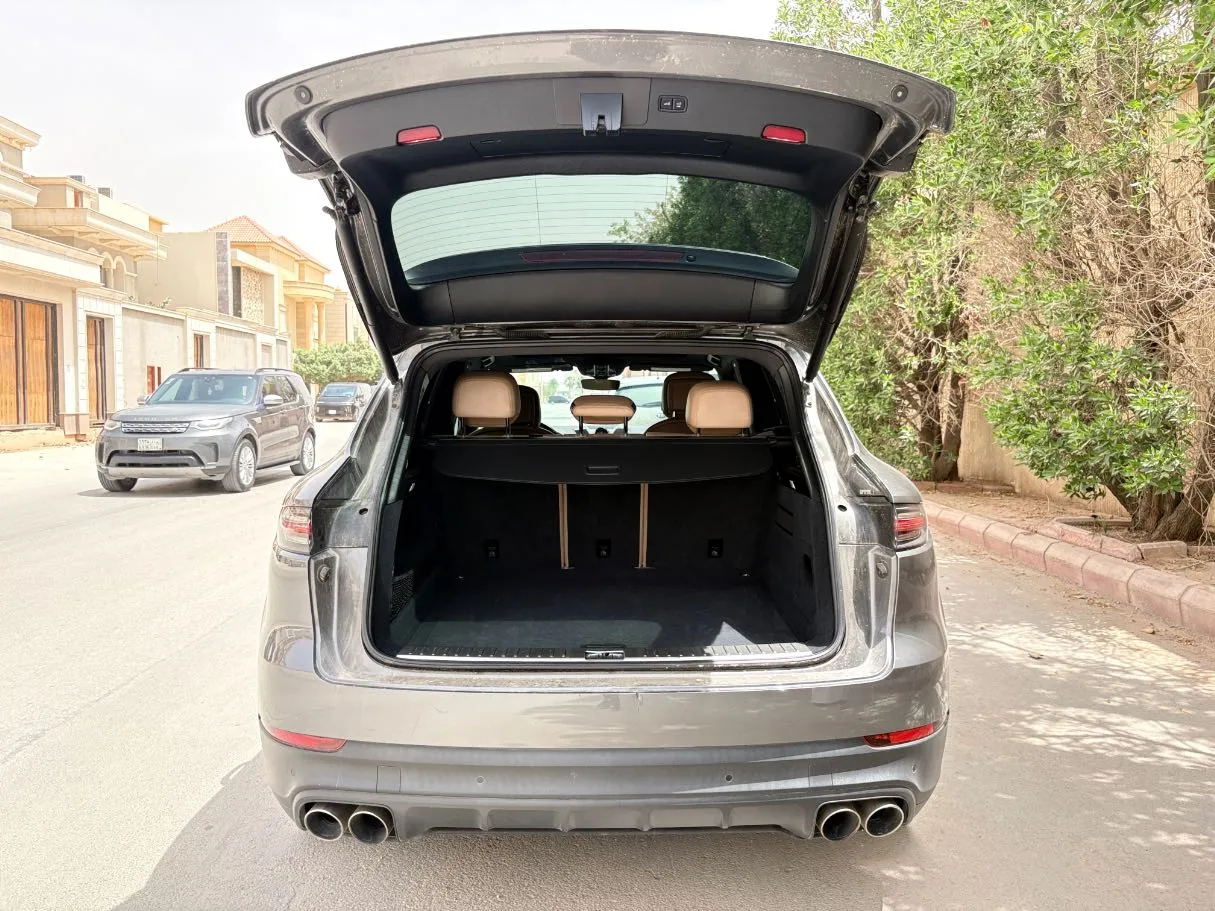 Car image 25