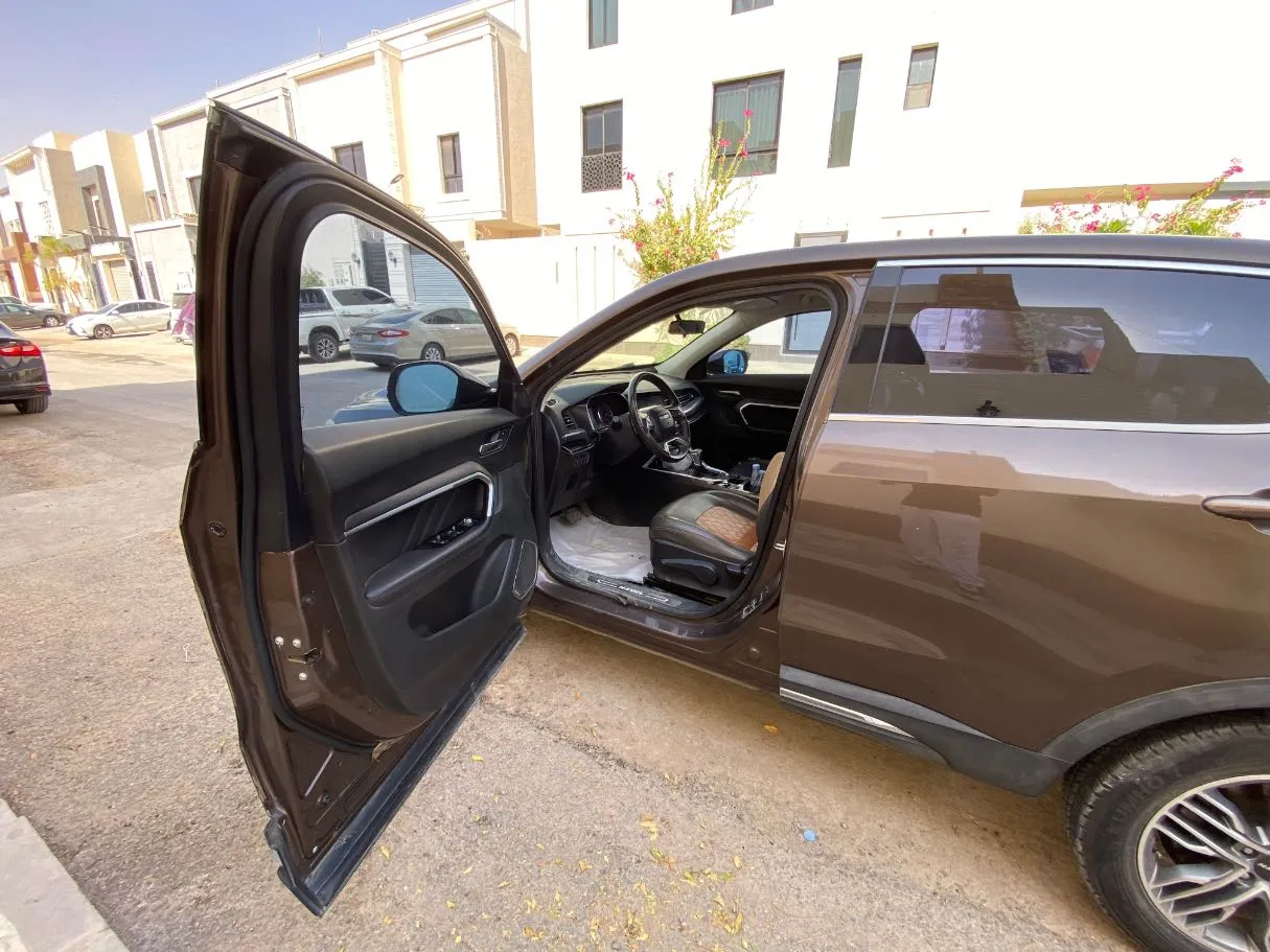 Car image 9