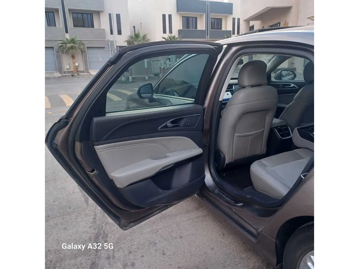 Car image 10