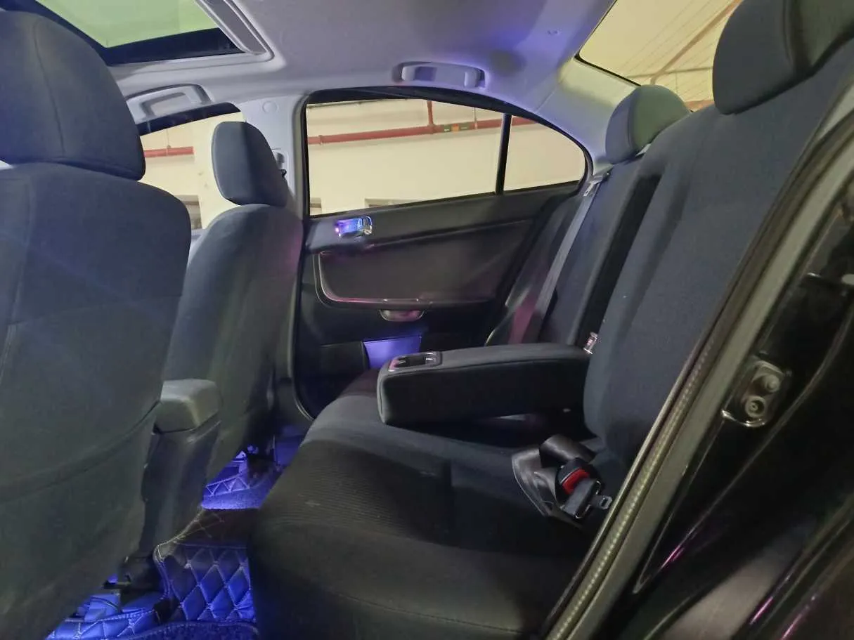 Car image 16