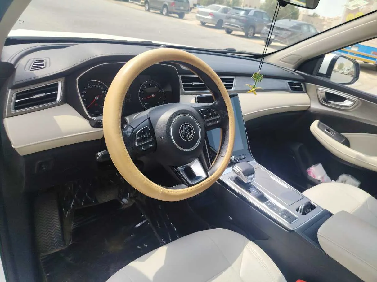Car image 12