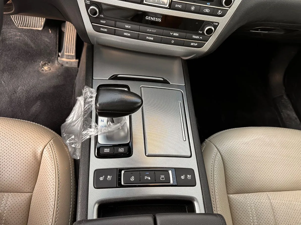 Car image 18