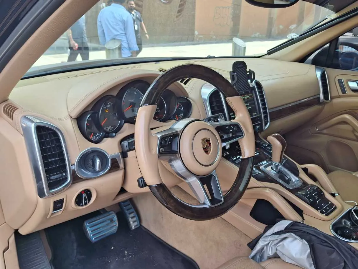 Car image 11