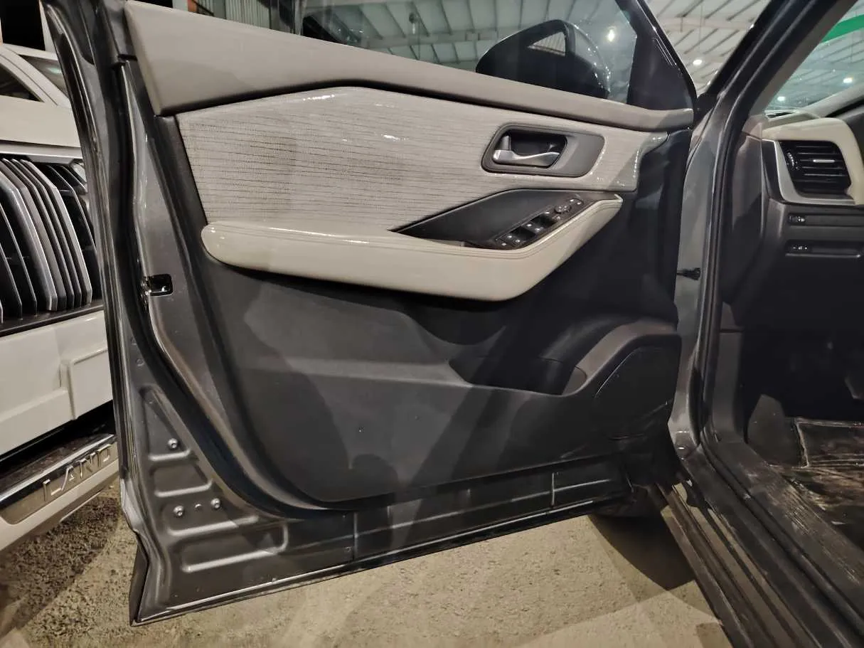 Car image 11