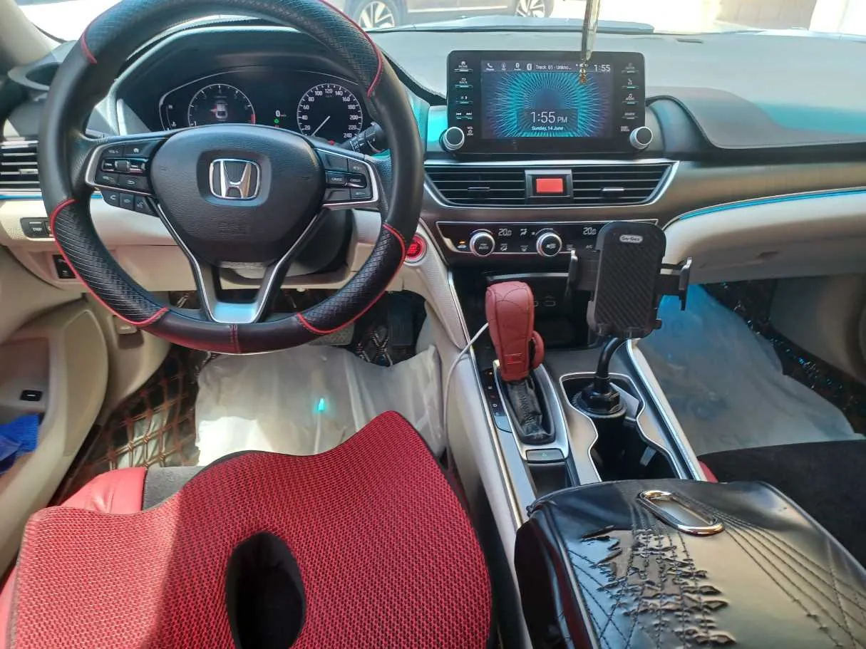 Car image 16