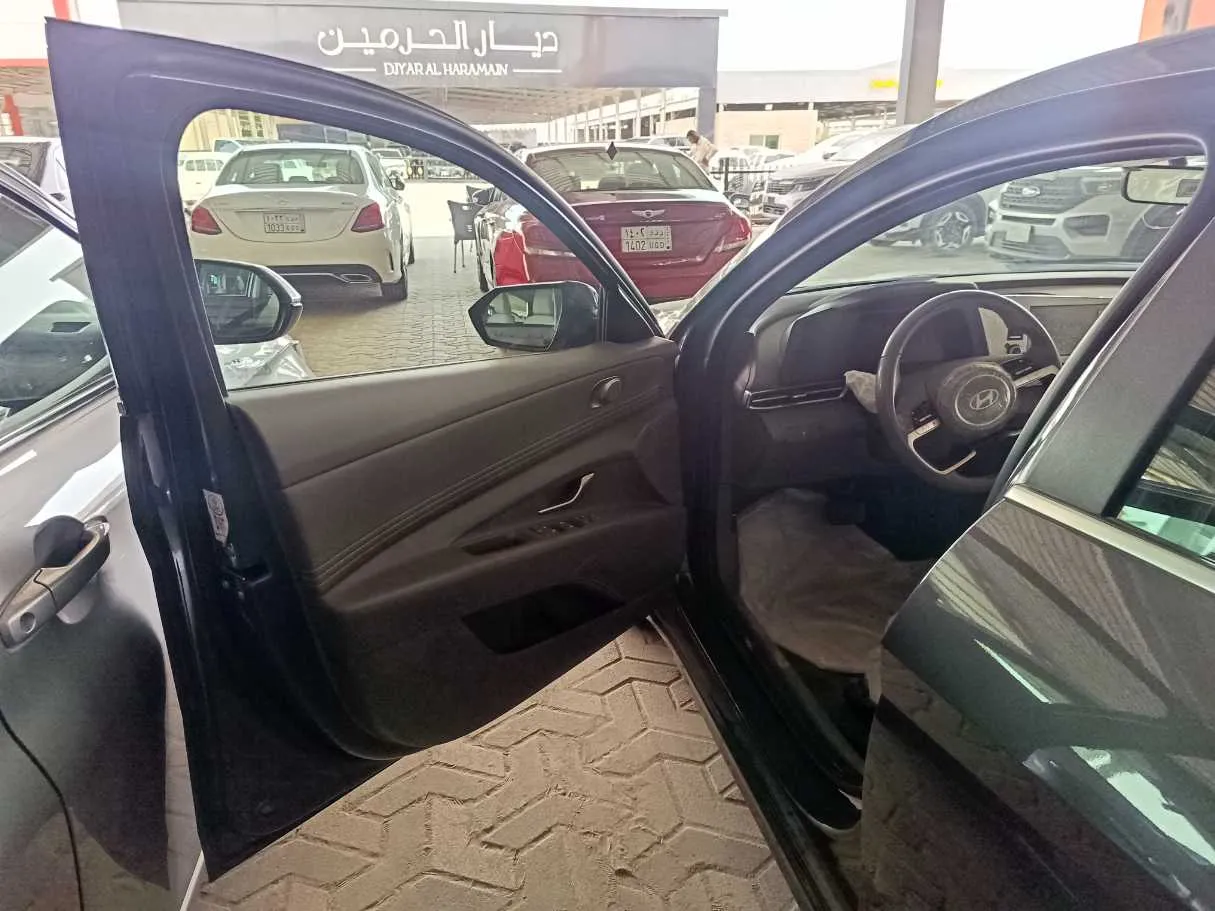 Car image 11