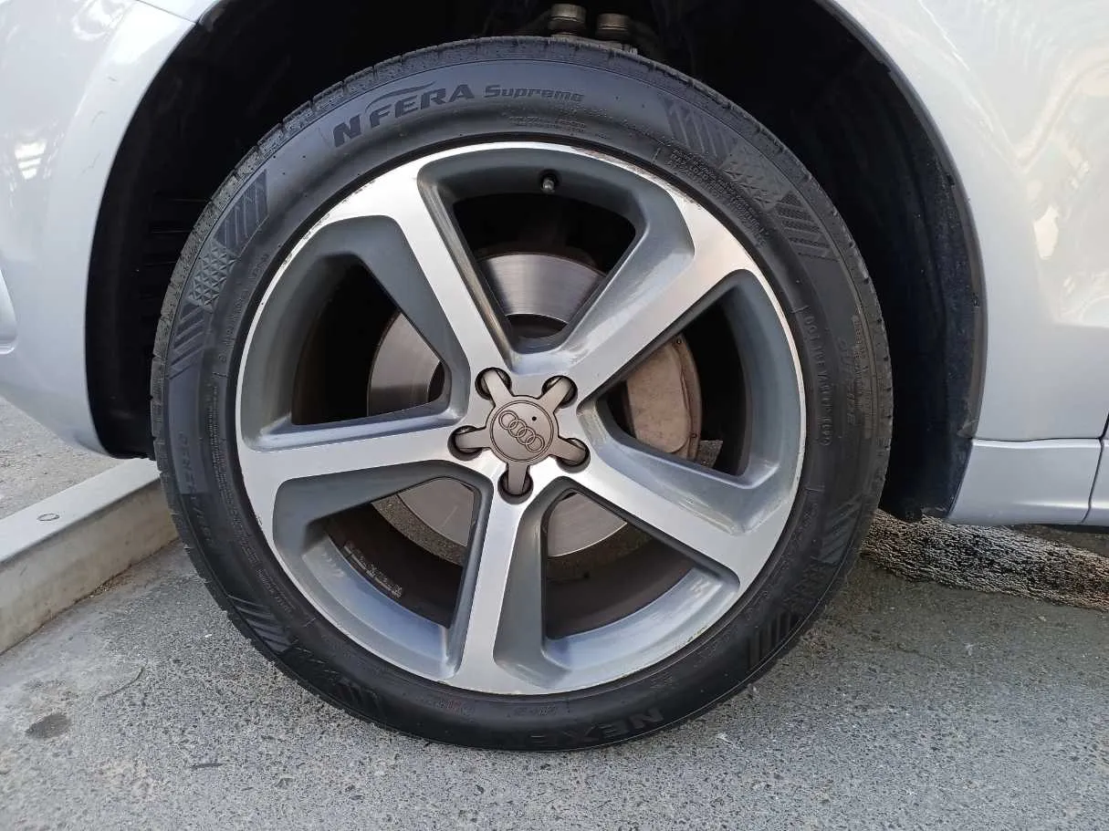 Car image 9