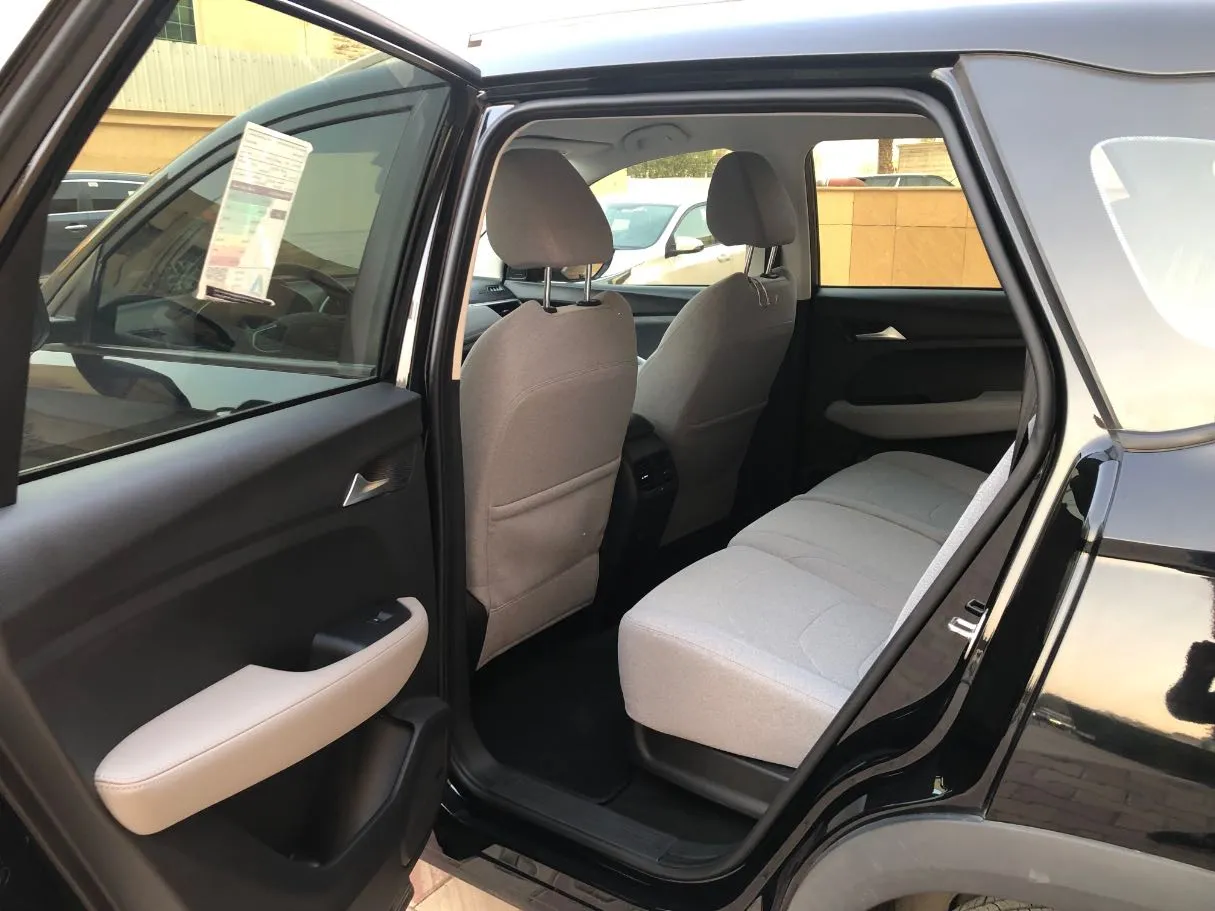 Car image 12