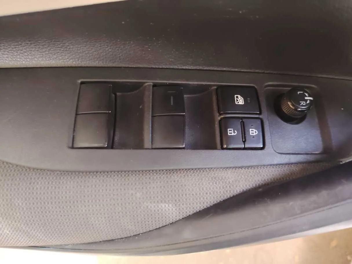 Car image 25