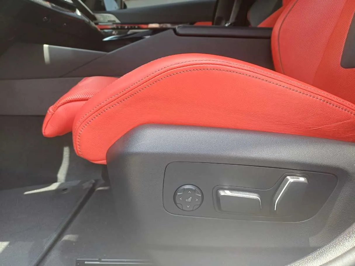 Car image 24