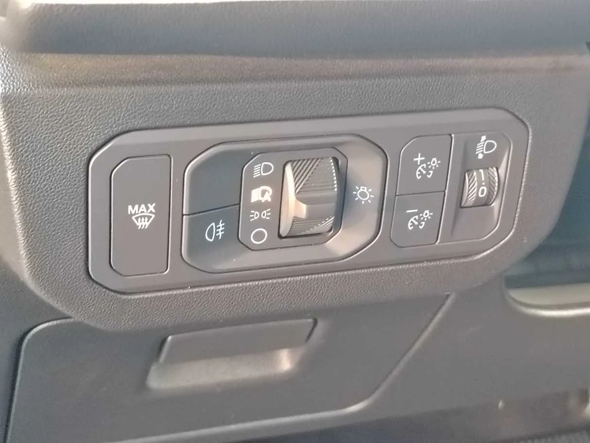 Car image 28