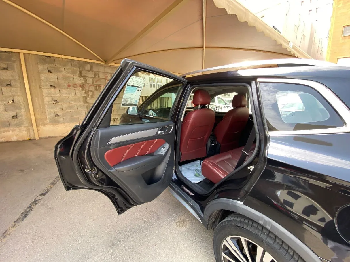 Car image 12