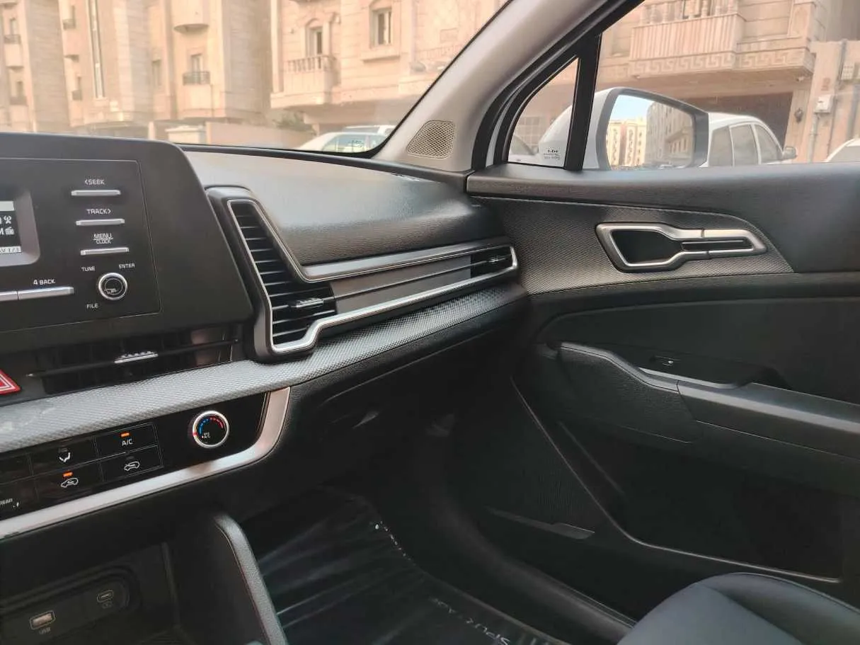 Car image 25