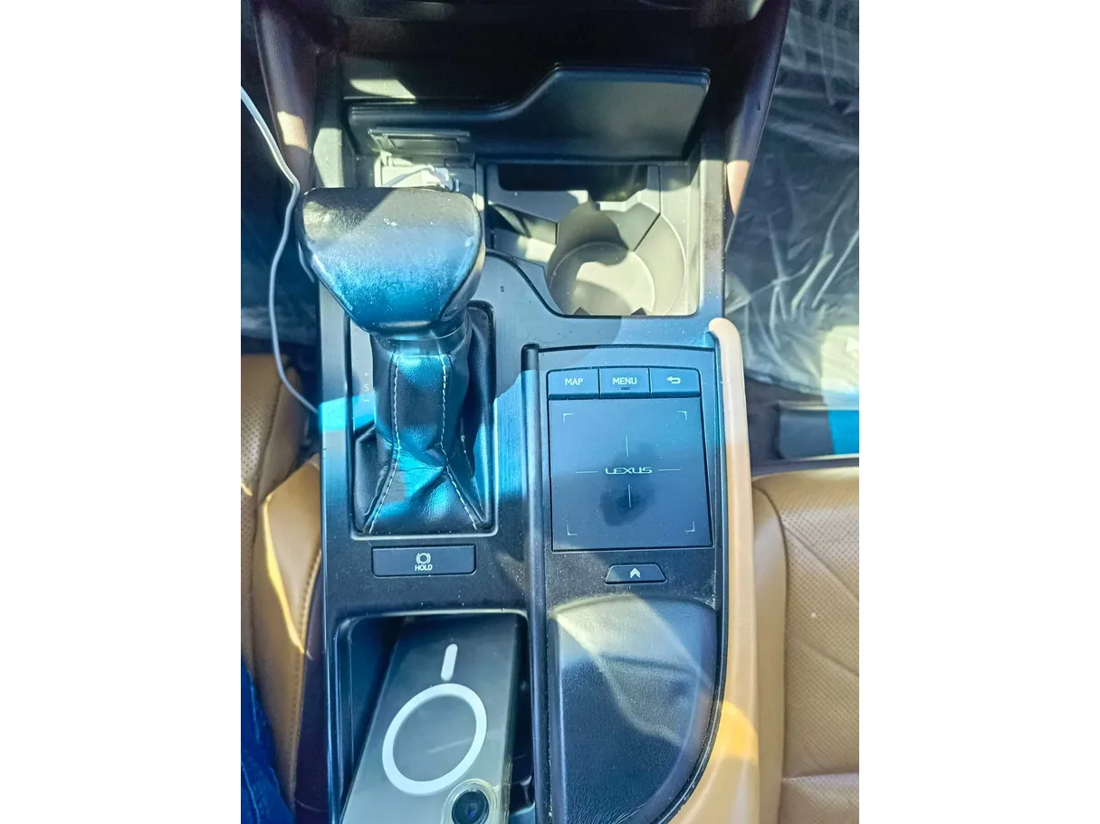 Car image 24