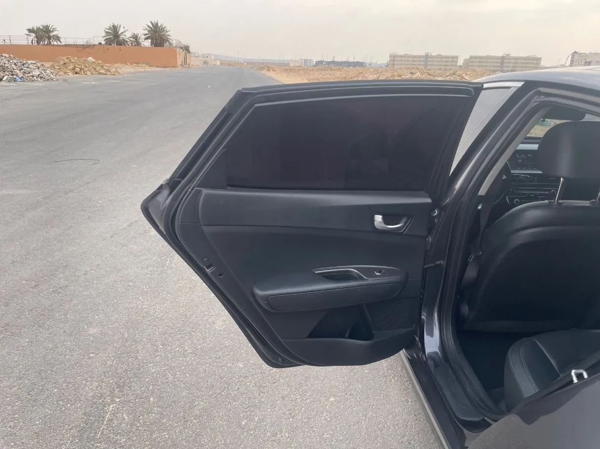 Car image 14
