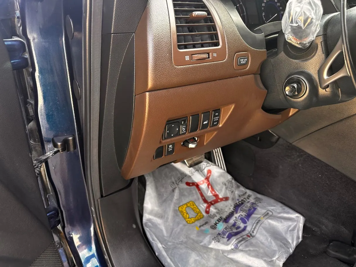 Car image 26