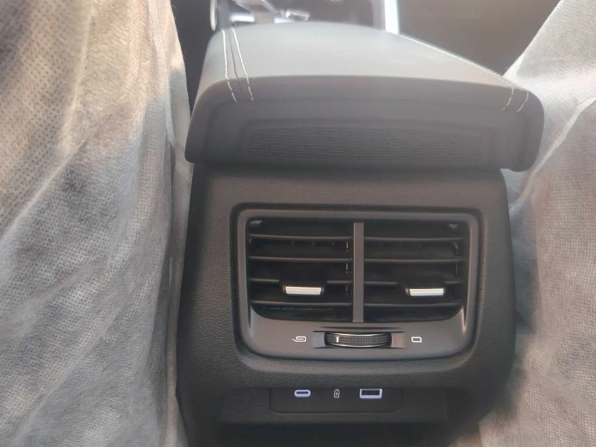Car image 27