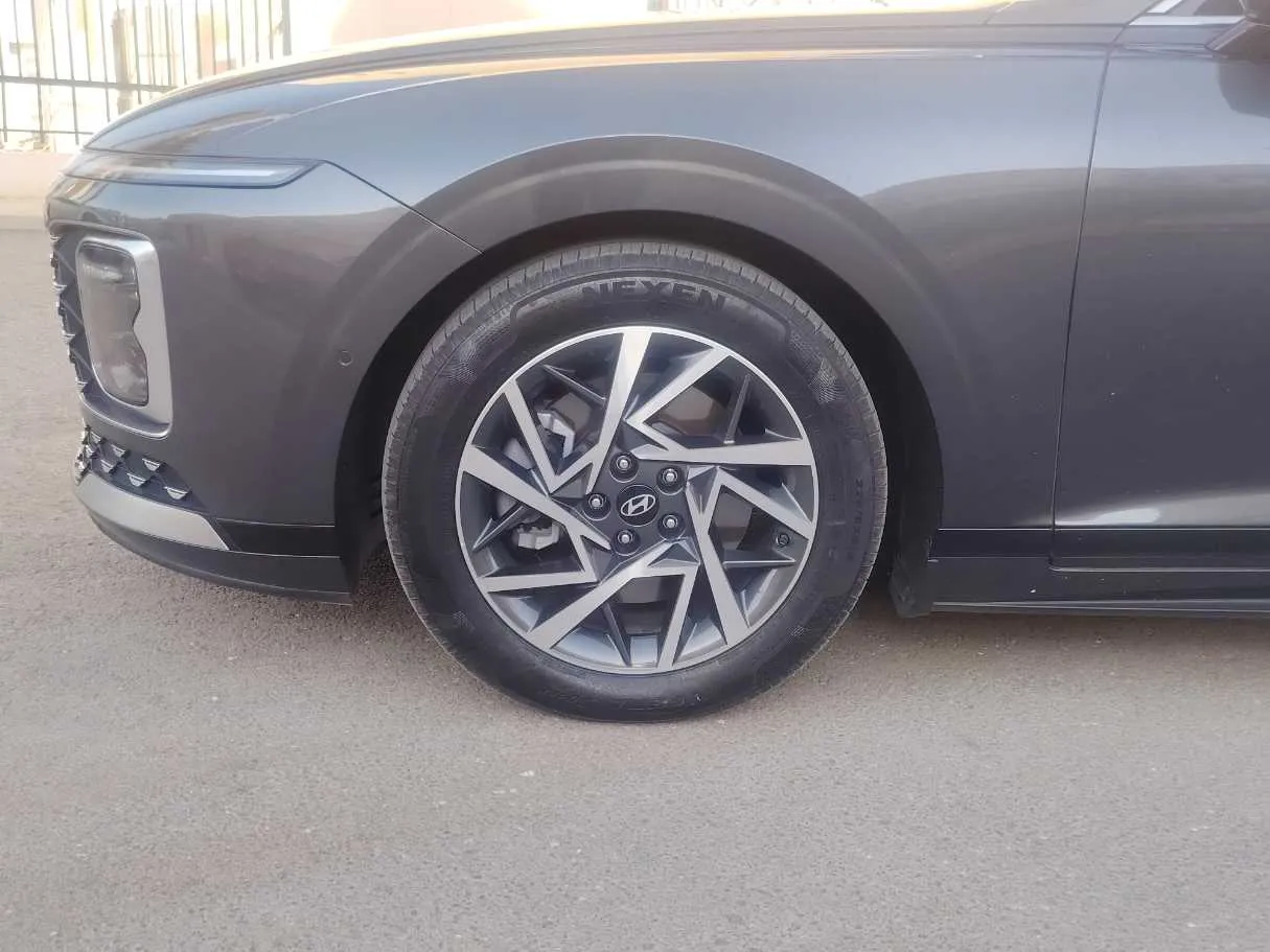 Car image 9