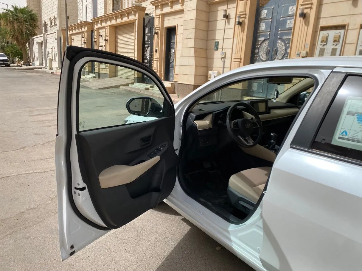 Car image 10