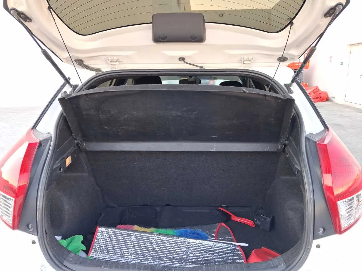 Car image 18