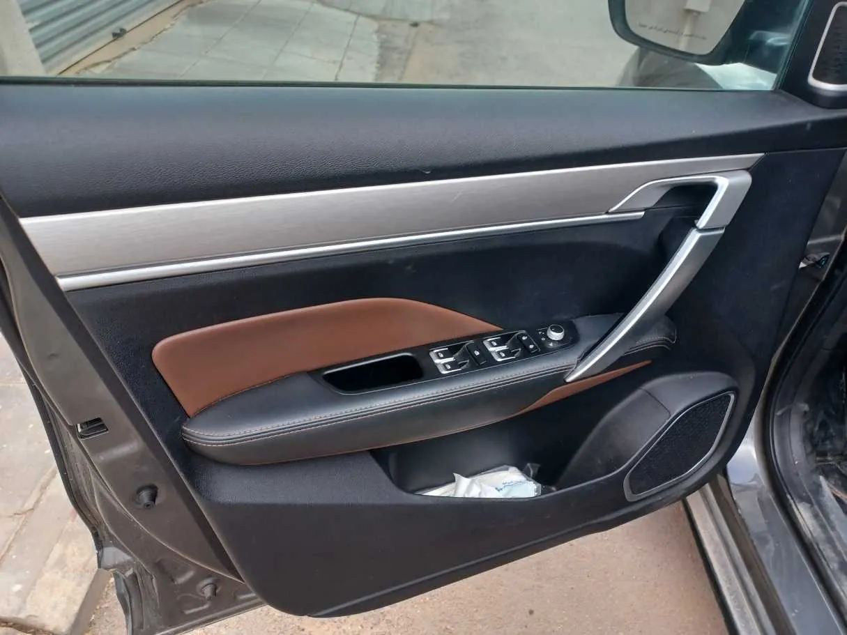 Car image 10