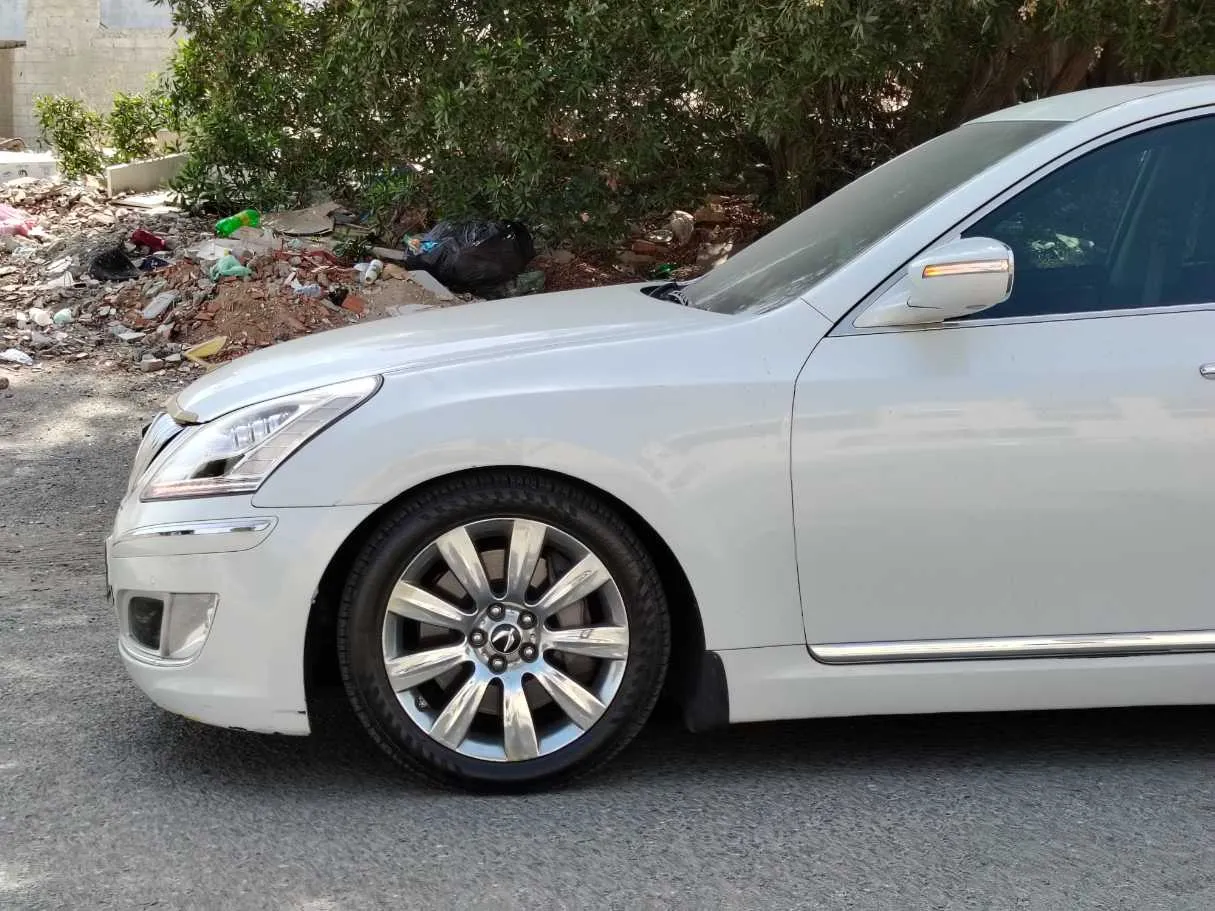 Car image 9