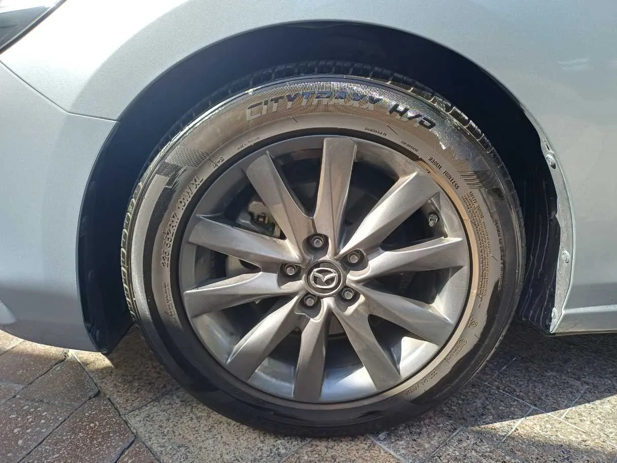 Car image 9