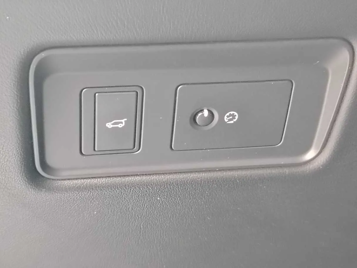 Car image 37